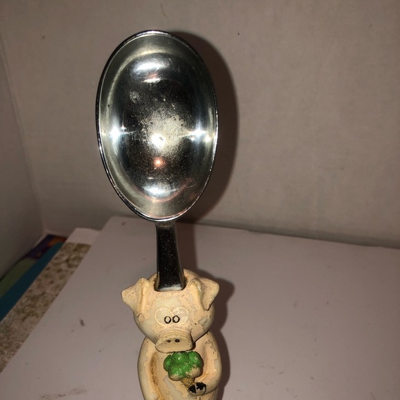 Vintage well loved piggy ice cream scoop for the pig collector. - Picture 2 of 6